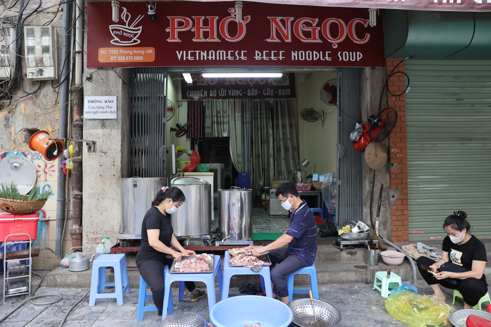 Một số cửa hàng cũng rơi vào hoàn cảnh tương tự khi không có nhân viên nên chưa thể phục vụ khách.
