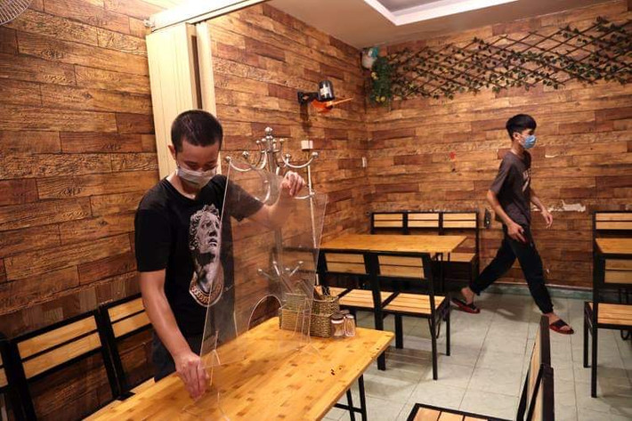 Tối 21/6, UBND TP Hà Nội có quyết định nới lỏng một số dịch vụ như quán ăn, cửa hàng cắt tóc, gội đầu… nhưng phải đảm bảo giãn cách và lượng khách trong quán.