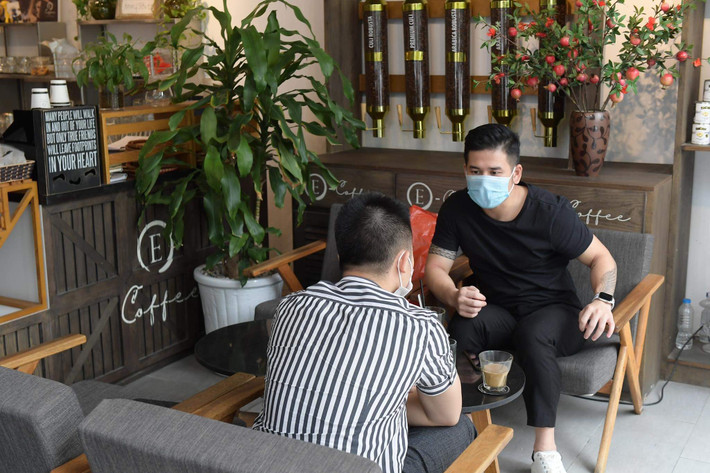 Từ ngày 22/6, cùng với hàng ăn, cắt tóc thì cafe cũng là dịch vụ được mở cửa trở lại nhưng phải đảm bảo giãn cách và quy tắc phòng chống dịch COVID-19.