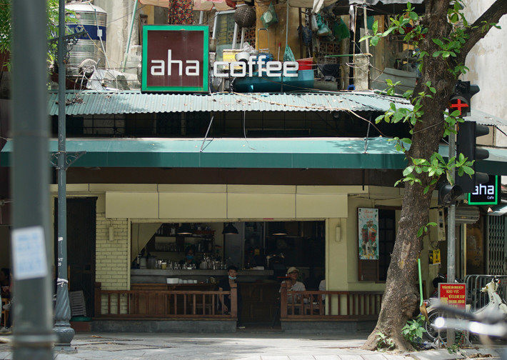 Do không được sử dụng vỉa hè nên thói quen uống cafe của người Hà Nội bị thay đổi. Chính vì vậy, lượng khách cũng chưa được như trước.