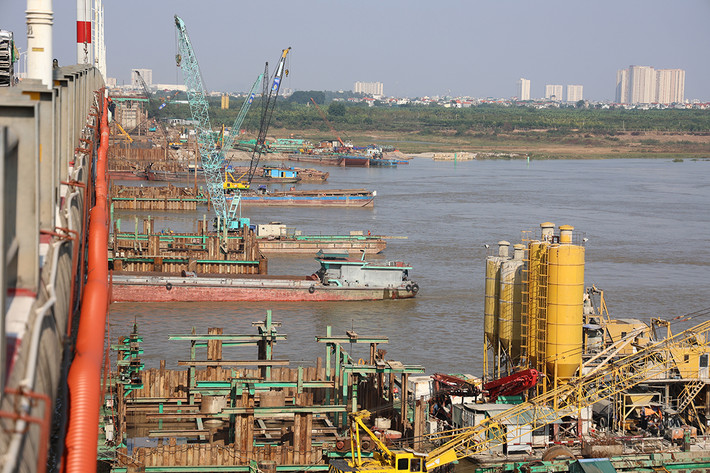 Những ngày cận Tết Nhâm Dần, hàng trăm công nhân vẫn miệt mài làm việc trên đại công trường lớn nhất Hà Nội hiện nay.