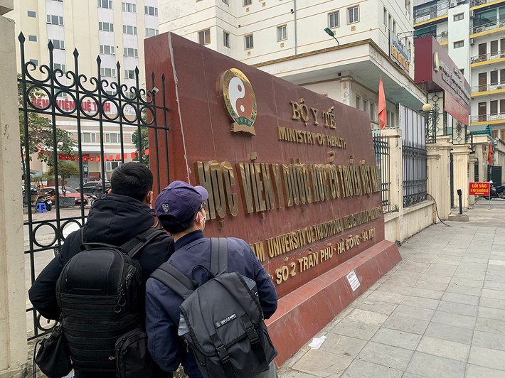 Chiều nay (12/1), hàng chục bác sĩ, nhân viên Bệnh viện Tuệ Tĩnh (thuộc Học viện Y Dược học Cổ truyền Việt Nam) đã xuống đường căng băng rôn kêu cứu.