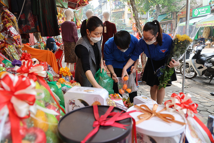 Do đại dịch COVID-19 đang hoành hành, năm nay nhiều ngày Lễ, Tết đã phải thay đổi quy cách tổ chức. Với những F0 đang điều trị tại nhà, việc được thực hiện một ngày Tết bình thường là điều gì đó xa vời.