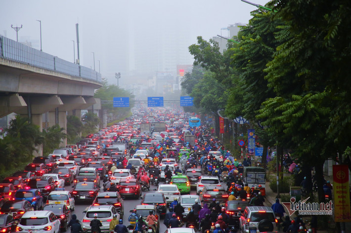 Đường Nguyễn Trãi (đoạn qua nhà máy Thuốc lá Thăng Long), lớp sương dày bao phủ, các tòa nhà cao tầng ẩn hiện, mờ ảo.