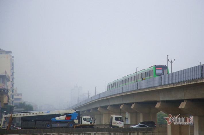 Sáng 26/1 (tức 24 tháng Chạp), Hà Nội có mưa nhỏ, mưa phùn và sương mù khiến việc di chuyển của người dân gặp khó khăn.