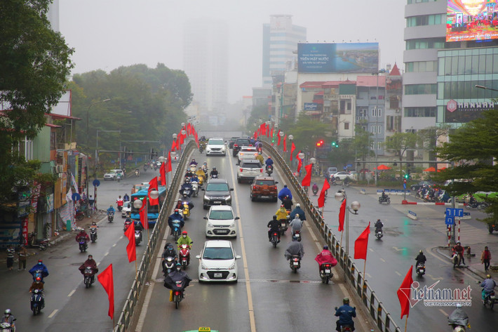 Trái ngược với cảnh ùn tắc tại cầu vượt Ngã Tư Sở, cầu vượt Thái Hà lại thông thoáng ở cả hai chiều đường. Tuyến đường Tây Sơn đi Xã Đàn các phương tiện di chuyển thuận tiện, thông suốt.