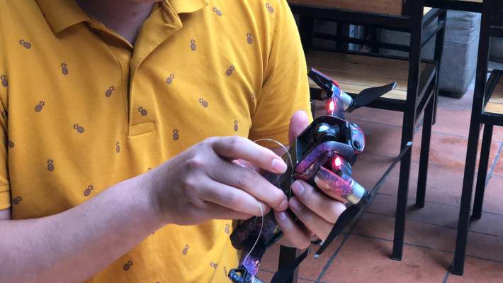 Để chuyển bánh flycam được buộc thêm 1 dây cước. Một đầu buộc vào pin của flycam.