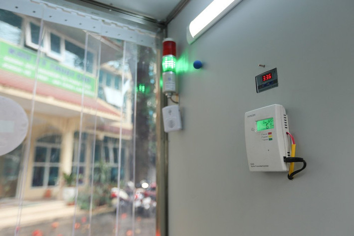 Ngoài hệ thống máy phun dung dịch sương mù, hiện Viện cũng đang thử nghiệm hệ thống khử khuẩn bằng nhiệt và ozon. PGS,TS Doãn Ngọc Hải cũng cho biết thêm:“Việc sử dụng nhiệt độ cao kết hợp với ozon ở mức độ cho phép có thể giúp diệt khuẩn. Hiện tại, chúng tôi đang tiến hành thử nghiệm cùng với các kỹ sư và các chuyên gia về y tế để đưa ra một mức độ nhiệt và ozon hợp lý”.