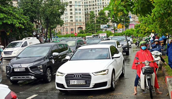 Mưa lớn khiến các phương tiện di chuyển qua khu vực khá khó khăn, nhiều thời điểm xảy ra ùn tắc, các phương tiện phải "chôn chân" tại chỗ.