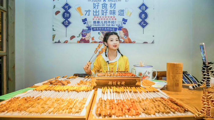 Tờ South China Morning Post đưa tin, các nền tảng video phổ biến của Trung Quốc như Douyin (phiên bản TikTok tại Trung Quốc) và Kuaishou (Kwai) đang bắt đầu việc giám sát những video mukbang (vừa ăn vừa trò chuyện với người xem qua video trực tuyến).
