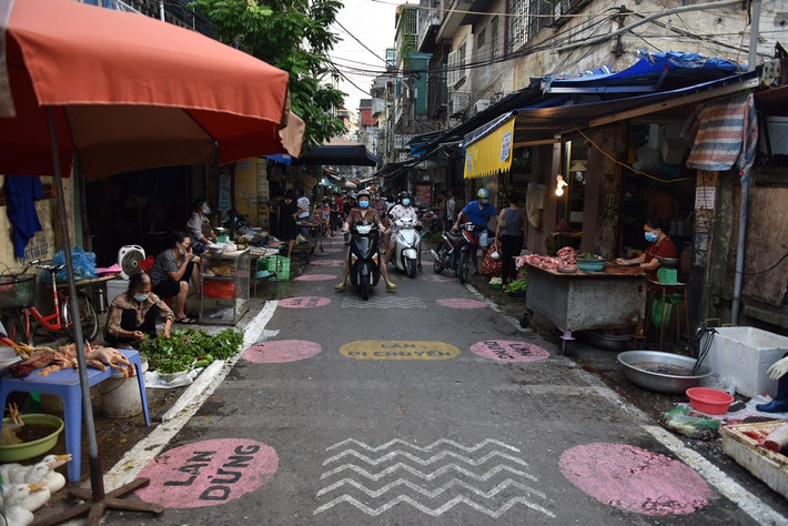 Một tiểu thương tại chợ Tân Mai cho biết, sau kẻ ô đi chợ, nhiều người thấy thú vị vì màu sắc đẹp nên cũng đứng giữ khoảng cách. Tuy nhiên 2-3 ngày gần đây lượng người vào chợ đông nên không còn ai đi chuyển theo ô.