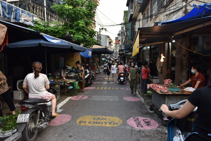 Đây là một chợ dân sinh nằm giữa khu dân cư đông đúc, nếu lơ là trong công tác phòng chống dịch sẽ dễ bùng phát dịch bệnh.