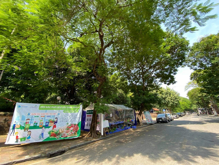 Những ngày gần đây, tại một số điểm trên địa bàn quận Đống Đa xuất hiện nhiều gian hàng bán thực phẩm phục vụ người dân sống trên địa bàn.