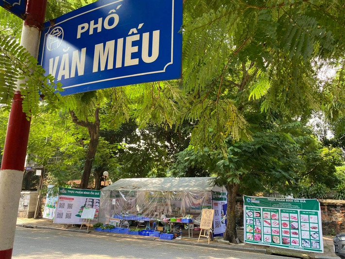 Hiện, chương trình đang triển khai gian hàng tại một số địa điểm của quận Đống Đa như phố Quốc Tử Giám, ngõ Văn Chương, phố Văn Miếu và phố Ngô Sĩ Liên.