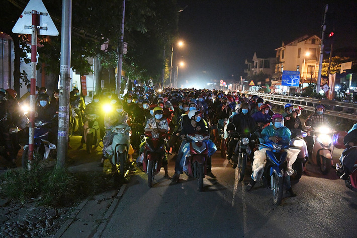 21h đêm qua (5/10), đoàn người di chuyển bằng xe máy từ Bình Dương ra Bắc đã về đến Phú Xuyên (Hà Nội).