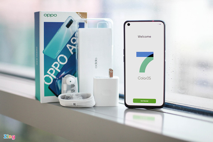 Phụ kiện đi kèm máy bao gồm sách hướng dẫn sử dụng, que chọc SIM, tai nghe, cáp USB C và củ sạc nhanh công suất 18 W.