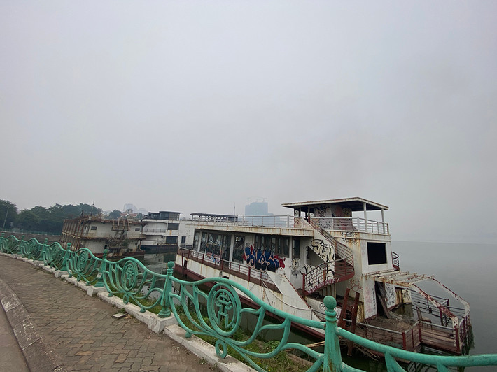 Hơn 4 năm qua, những du thuyền nhà hàng nổi trên mặt Hồ Tây trước kia đã trôi dạt về góc hồ phía gần Công viên nước.