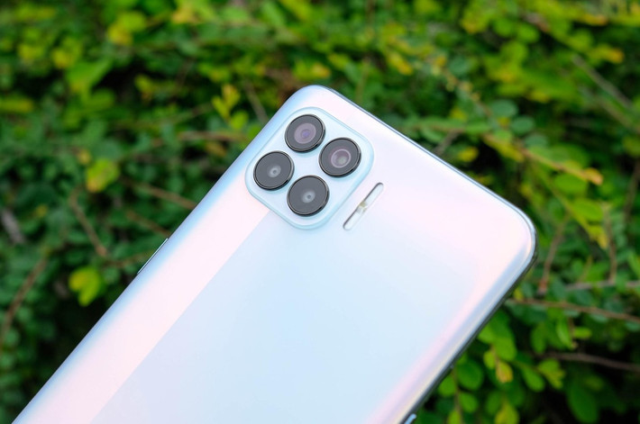 Hệ thống 4 camera sau của máy bao gồm camera chính 48 MP, ống kính siêu rộng 8 MP, camera chân dung 2 MP và ống kính đơn sắc 2 MP. 4 camera của thiết bị được làm gọn lại trong khung hình vuông thay vì chữ nhật như bản trước.