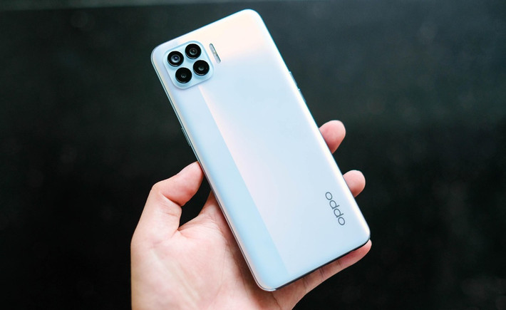 Oppo A93 được bán tại Việt Nam với giá 7,49 triệu đồng. Trong tầm giá từ 7-8 triệu đồng, sản phẩm nổi bật hơn các đối thủ nhờ camera selfie cho chất lượng tốt, màn hình hiển thị tốt, tràn viền và kiểu dáng mỏng, nhẹ.