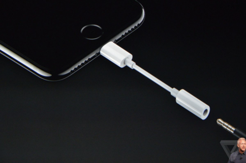 Apple từng gây không ít tranh cãi khi "khai tử" jack cắm tai nghe 3.5mm trên iPhone 7/7 Plus. (Ảnh: The Verge)
