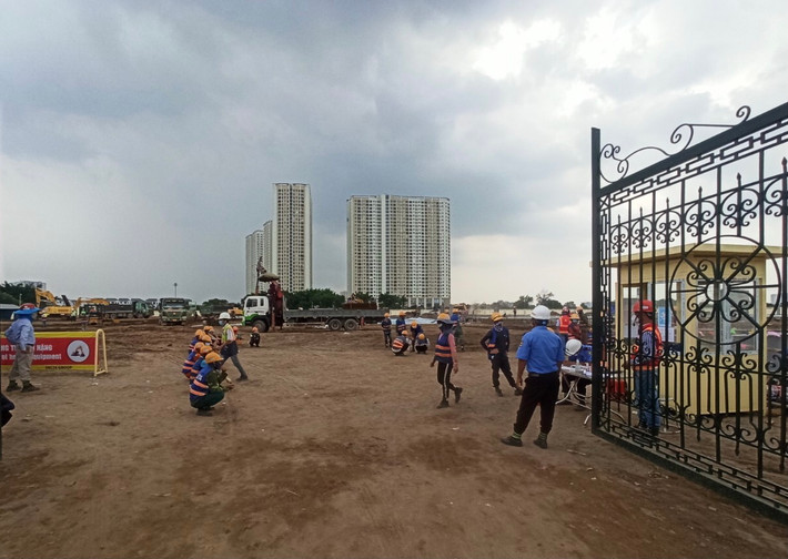 Phía đơn vị thi công cho biết, hiện có khoảng 200 kỹ sư và 800 công nhân chia làm 3 ca làm việc 24/24.