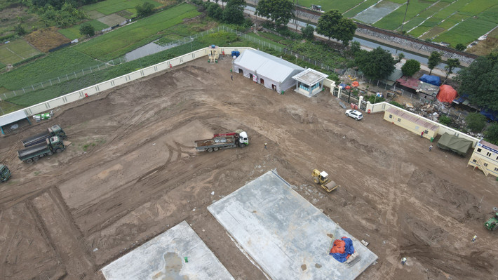 Ông Đào Tuấn Phương - Phó Tổng chỉ huy dự án cho biết, khó khăn nhất hiện nay là dự án chỉ có một đường duy nhất vào tại ngõ 587 Tam Trinh. Tuy nhiên đường này nhỏ, không đủ 2 xe ô tô tránh nhau.