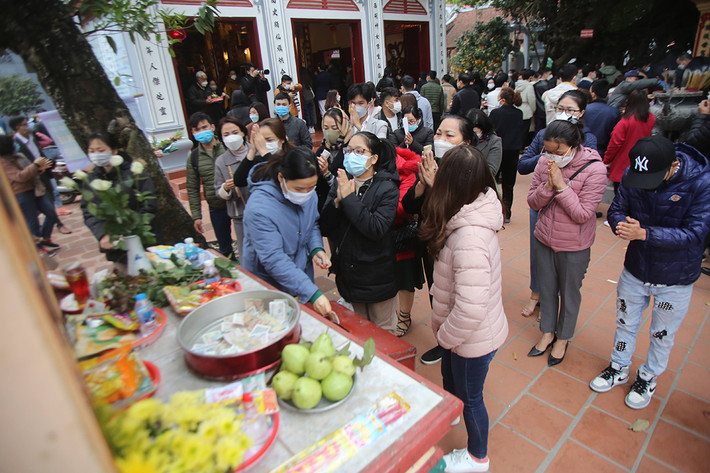 Sáng nay (15/2), Phủ Tây Hồ đông nghịt người tới dâng lễ ngày Rằm tháng Giêng.