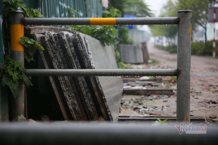 Tương tự tại đường Phạm Hùng (đoạn giao Phạm Hùng - Tôn Thất Thuyết, đối diện bến xe Mỹ Đình) có khoảng 200m hàng rào được dựng lên. Đây được cho là khu vực thường xuyên có xe máy tùy tiện leo lên vỉa hè hay các hộ dân bán hàng quán.