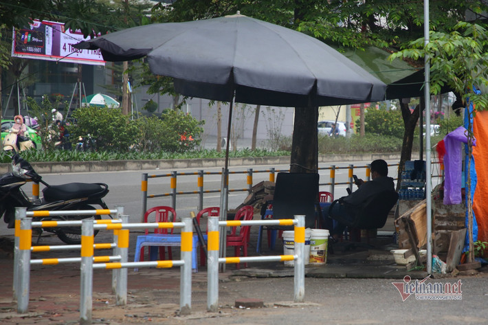 Một quán trà đá ngay trong rào tại đường Tôn Thất Thuyết