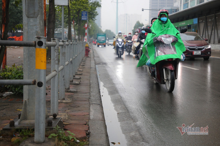 Một đoạn rào khác tại nút giao Trung Văn - Tố Hữu. Hiện tại có 5 điểm đã được lắp hàng rào ngăn xe máy đi lên vỉa hè...