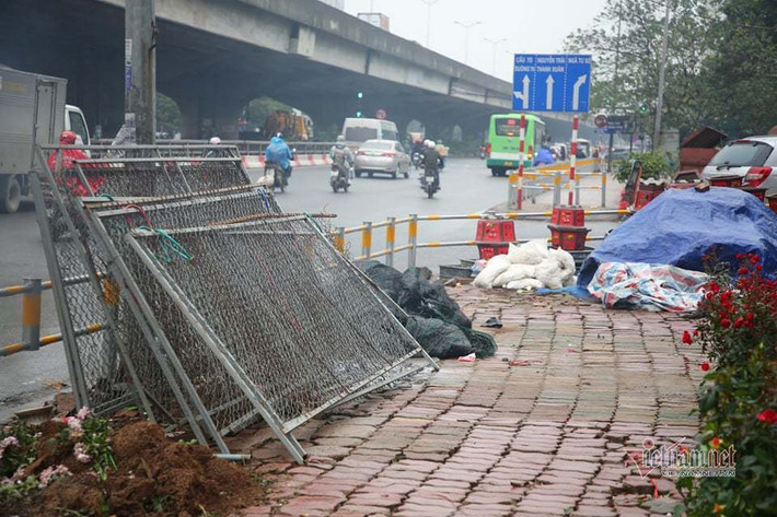 Vỉa hè được quây, khoảng trống bên trong ở nhiều nơi bị chiếm dụng.