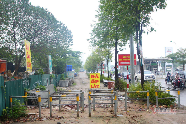 Nhưng một số hộ kinh doanh đá xẻ và cho thuê cốt pha tại đây lại biến khu hàng rào thành nơi tập kết vật liệu.