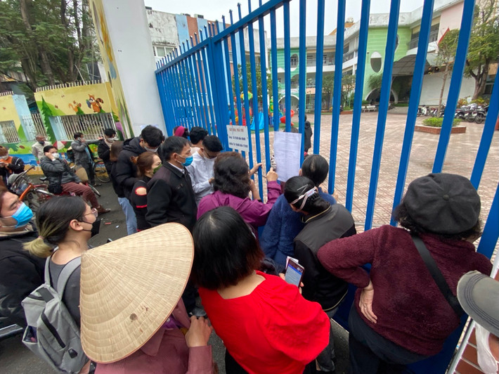 Chiều qua (18/2), người dân sống tại phường Thành Công (quận Ba Đình, Hà Nội) tỏ ra bức xúc khi chờ cả ngày nhưng không được tiêm vắc-xin.