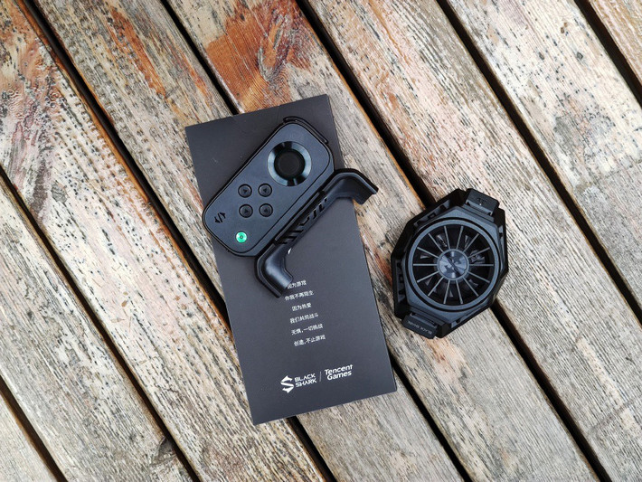 Để mang đến cho người dùng trải nghiệm mạng tốc độ cao hơn, Black Shark 3 sử dụng kết hợp mạng mô-đun kép SA/NSA và ăng ten 5G và WiFi6 để tạo ra X + mới Anten X. Đảm bảo hai chất lượng tín hiệu tốc độ cao của người chơi trong 5G ngoài trời và Wi-Fi trong nhà.