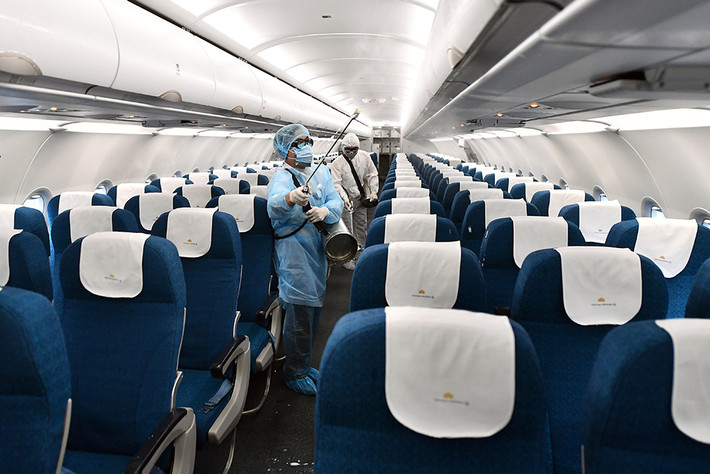 Vietnam Airlines đã dừng, khử trùng tàu bay, thực hiện cách ly đối với phi hành đoàn, nhân viên mặt đất và những người có liên quan đến quá trình phục vụ chuyến bay VN54 ngày 01/3 tại Hà Nội và London.