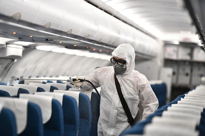 Đại diện VNA cho biết, dung dịch khử trùng tàu bay là Disinfection Spraying CH2200, được sử dụng theo quy định, tiêu chuẩn của đơn vị y tế chức năng, đã được nhà sản xuất máy bay chấp thuận sử dụng trên các tàu bay và không gây ảnh hưởng đến sức khỏe hành khách.