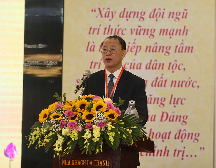Phó Chủ tịch kiêm Tổng Thư ký Liên hiệp các Hội KH&KT Việt Nam Phạm Văn Tân trình bày báo cáo chính trị của Hội đồng Trung ương khóa VII trình Đại hội VIII.