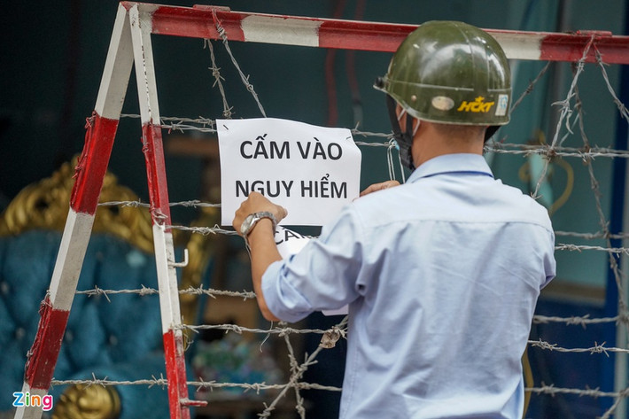 Khoảng 5h30, nhiều người sống trên đường Nguyễn Trọng Tuyển, phường 15 (quận Phú Nhuận) bất ngờ nghe tiếng nổ lớn vang lên.