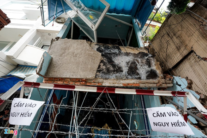 Đến 15h, lực lượng chức năng dỡ phong tỏa trên đường Nguyễn Trọng Tuyển. Căn nhà xảy ra vụ nổ được niêm phong, dán bảng cảnh báo nguy hiểm.