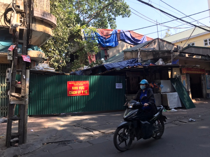 Chợ Nguyễn Công Trứ nằm ở vị trí trung tâm quận Hai Bà Trưng nên hàng ngày có rất nhiều người tới đây mua bán.