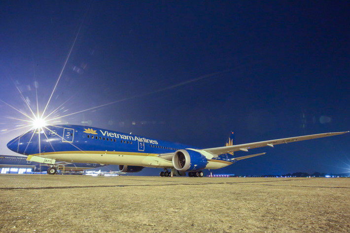 Từ 0h00 ngày 25/3/2020, Vietnam Airlines thực hiện phun khử trùng máy bay và lau chùi vệ sinh trang thiết bị toàn bộ đội tàu bay ngay sau khi hạ cánh tại Hà Nội, Đà Nẵng và TP.HCM.