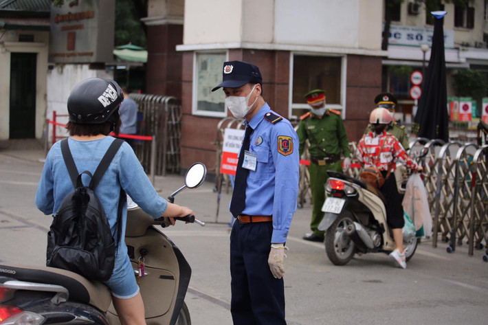 Trước đó, Bệnh viện Bạch Mai phát hiện 2 nhân viên Cty Trường Sinh dương tính với Covid-19.