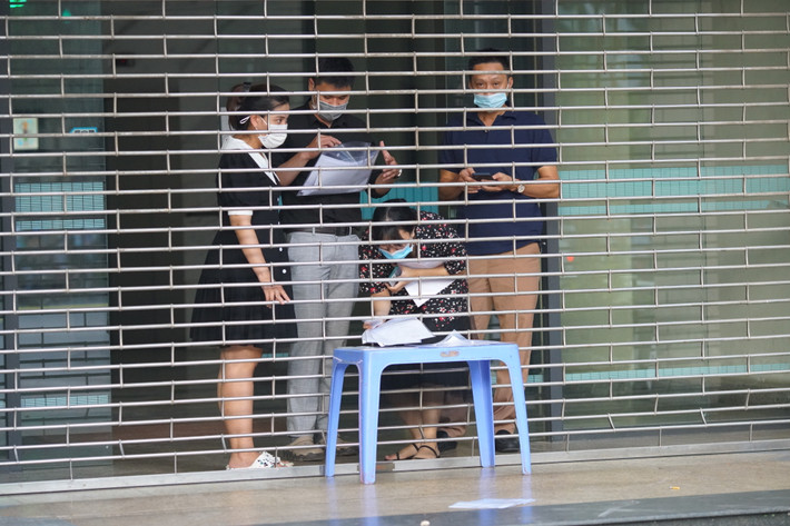 Theo báo cáo của Cục An toàn và Môi trường (Bộ Công thương), công chức của phòng An toàn Khoáng sản và Vật liệu nổ công nghiệp đã tiếp xúc với 1 trường hợp dương tính với COVID-19 (công tác tại Viện Cơ khí năng lượng và mỏ).