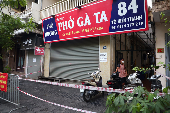 Ngoài ra, 5 ca F0 này cũng di chuyển đến nhiều cửa hàng trên địa bàn quận Hai Bà Trưng.