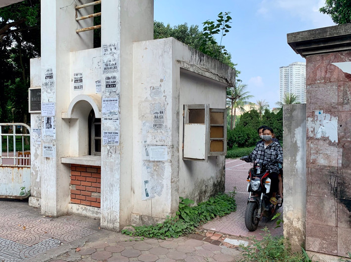 Do không có bảo vệ nên phương tiện cá nhân như xe máy, xe đạp tự do đi lại bên trong công viên.