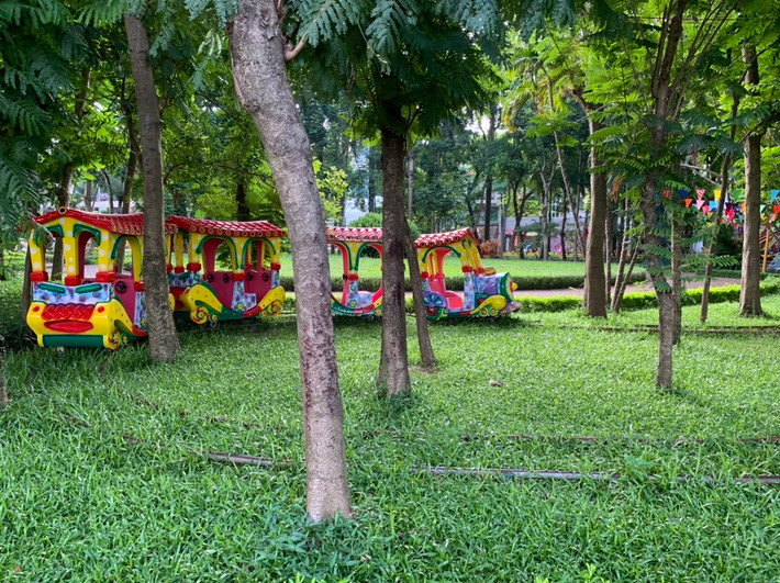 Đồ chơi trẻ em bên trong khu vui chơi bỏ hoang, thiết bị hư hỏng.