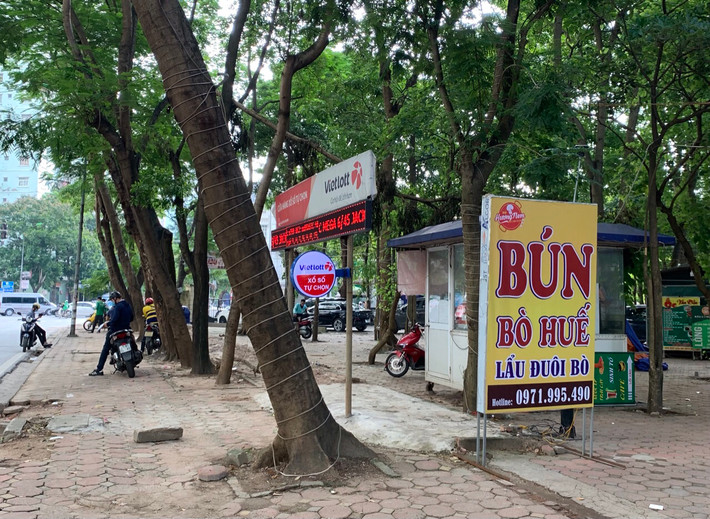 Nhiều góc của công viên bị lấn chiếm thành điểm bán hàng, kinh doanh đồ ăn uống.