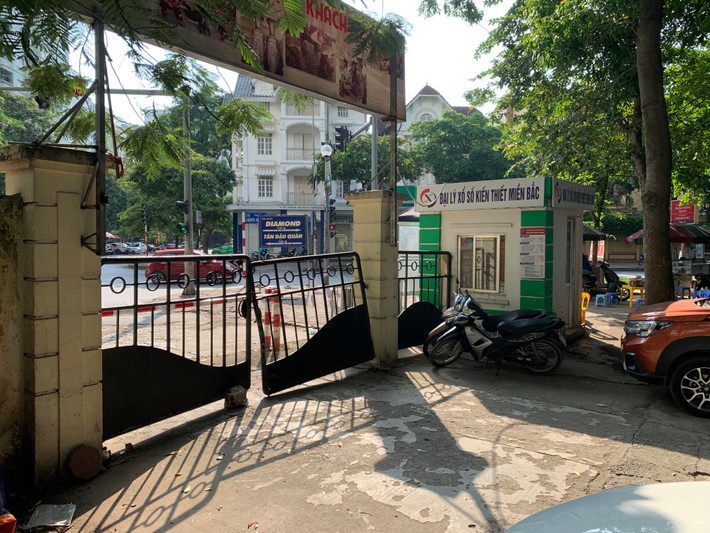 Công viên Bắc Linh Đàm được Tổng công ty Đầu tư phát triển nhà và đô thị xây dựng và đưa vào sử dụng từ năm 2000. Sau một thời gian, công viên được bàn giao về Sở Xây dựng quản lý.