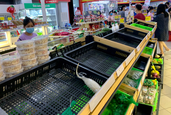 Cô Bùi Thị Hồi (Lê Trọng Tấn, Thanh Xuân, Hà Nội) cho biết: “Tôi thấy mấy người hàng xóm rủ nhau đi mua nên cũng lo lắng và đi mua cùng. Chiều nay tôi đã đi mua được tương đối đủ đồ rồi”.