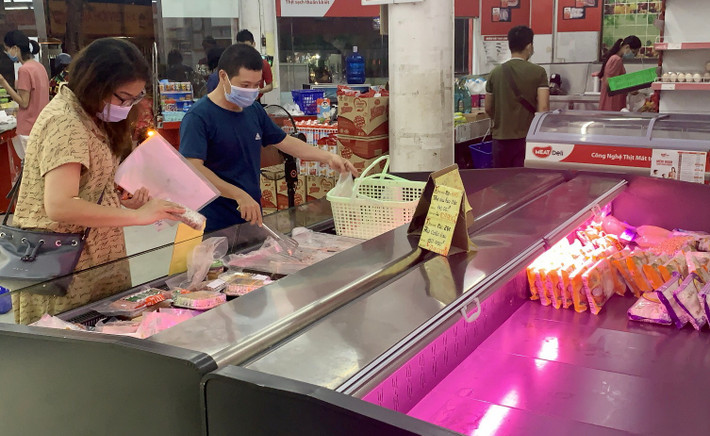 Tại một siêu thị khác trong Khu đô thị Định Công, tình trạng hết hàng tại quầy bán thực phẩm cũng diễn ra tương tự nhiều nơi khác như VinMart, BigC, Fujimart…